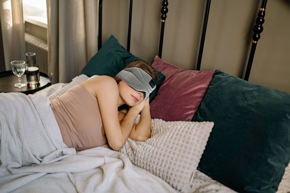 Sleeping eye mask with wireless bluetooth headphones